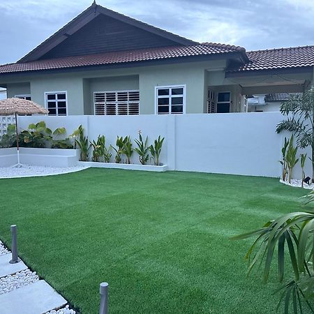 Home In Terengganu With Private Pool Kuala Terengganu Ngoại thất bức ảnh
